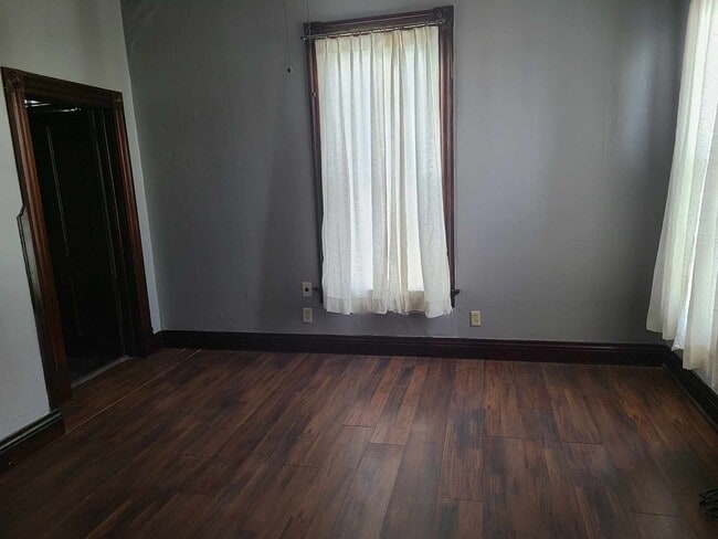 Building Photo - 3 Bedroom 1 Bathroom Duplex