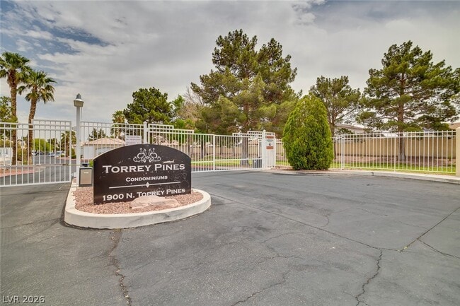 Building Photo - 1900 N Torrey Pines Dr