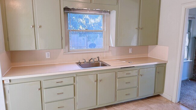 Building Photo - 3 Bedroom, 1 Bath Single Family Home!