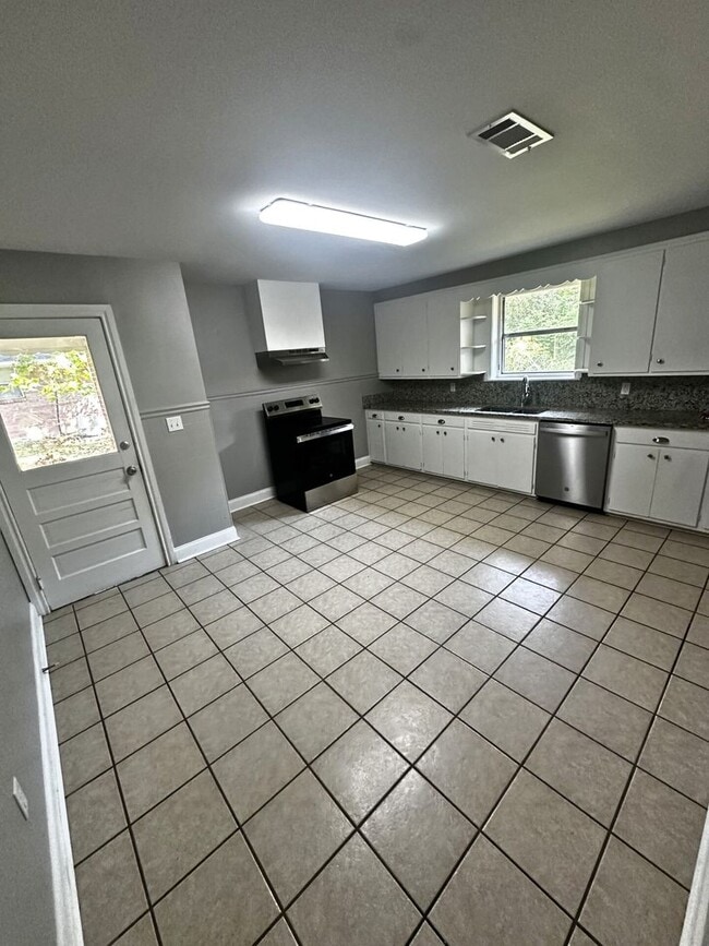 Building Photo - Modernly Charming