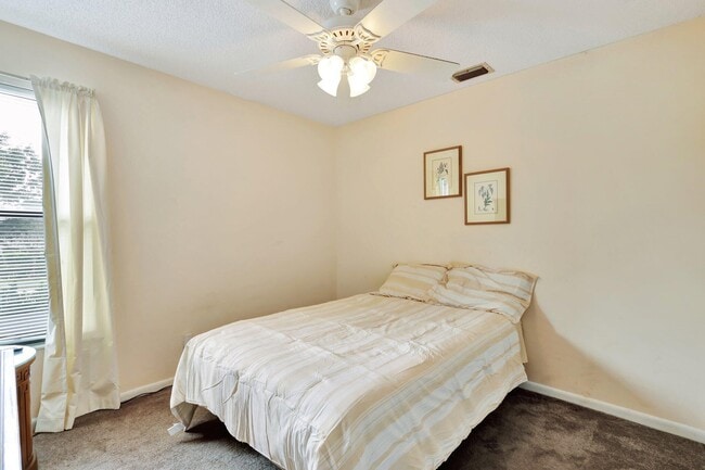 Building Photo - 1558 Shaker Cir