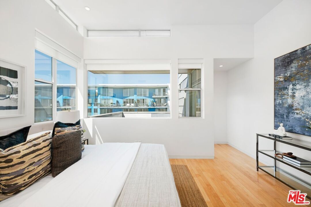 Building Photo - 742 N Hudson Ave