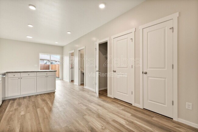 Building Photo - 1682 SW Salmon Ave