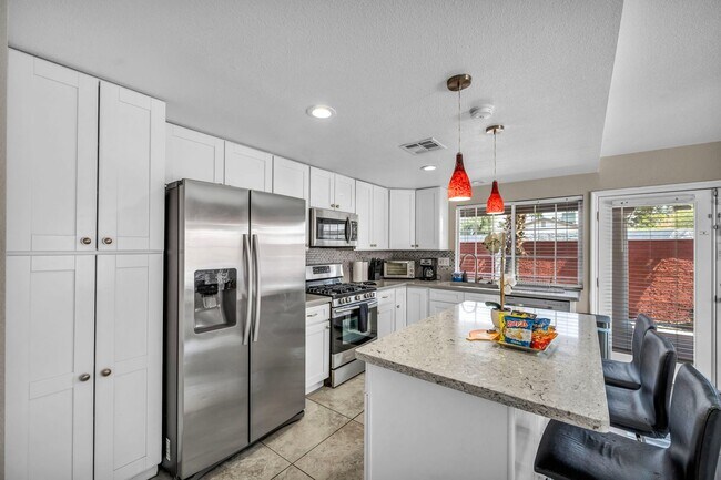 Building Photo - 3 Bed FULLY FURNISHED Pool Home