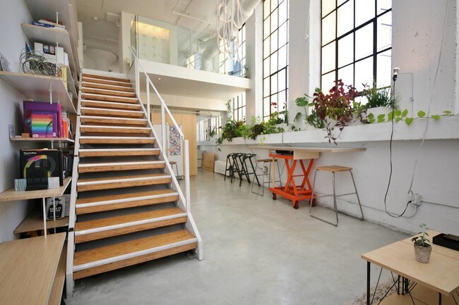 Soaring, bright 2-level loft - 200 N San Fernando Rd