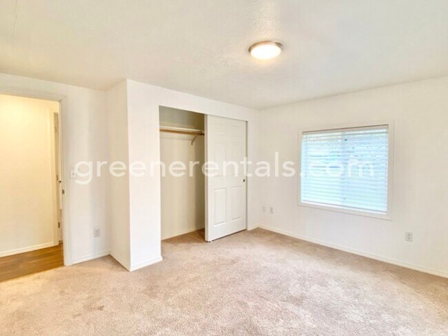 Building Photo - 6733 5th Ct SE