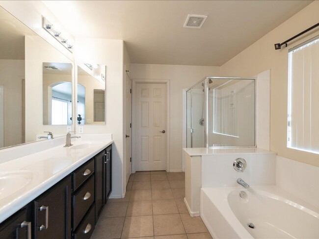 Building Photo - 4 Bedroom 2.5 Bathroom