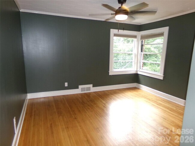 Building Photo - 1631 Maple Ave