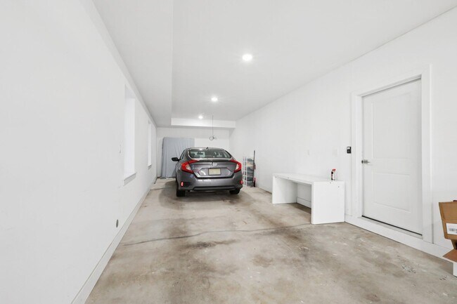 Building Photo - 131 Zabriskie St