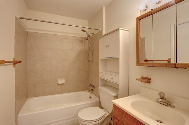 Building Photo - 3BD, 1.5BA - Beautifully Remodeled Townhome in Columbia