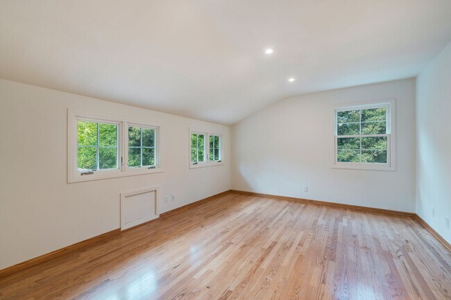 Building Photo - Valmonte 3 bed/3 bath Home plus guest house.