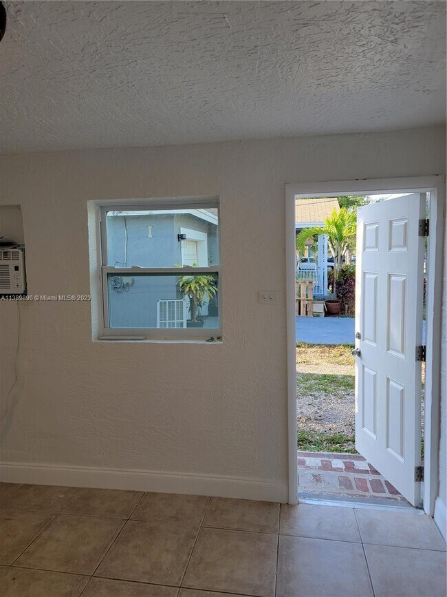Building Photo - 528 NW 23rd Ave