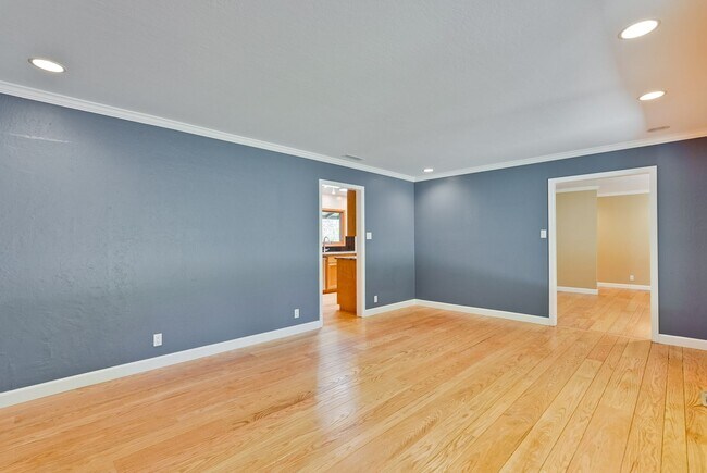 Building Photo - Excellent 3 Bedroom 2 Bath In A Great Neig...