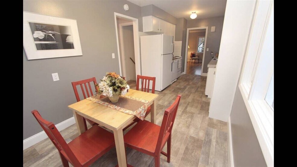 Dining Nook/Kitchen - 1024 E Hoffman Ave