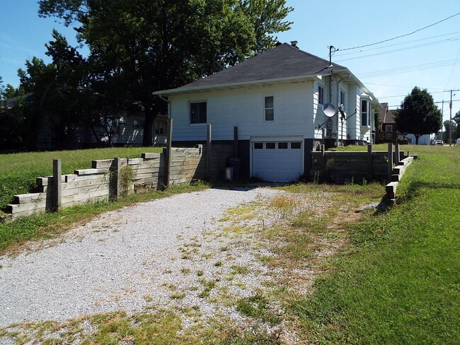 Building Photo - Two bedroom/one bathroom single family hou...