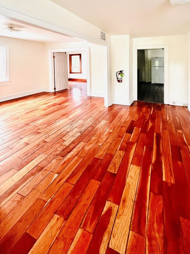 Building Photo - 5 Bedroom, 1.5 Bath Home near UVM (312 Col...