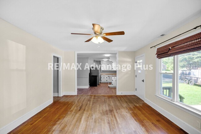 Building Photo - 1508 Noblin Dr