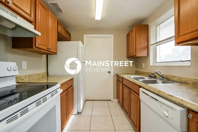 Building Photo - 3 Bedroom Pet-Friendly Home in Deltona, FL with Main Street Renewal