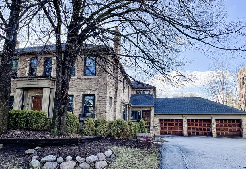 Primary Photo - 2430 N Lake Dr