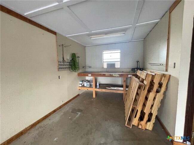 Building Photo - 1346 Carnation Ln