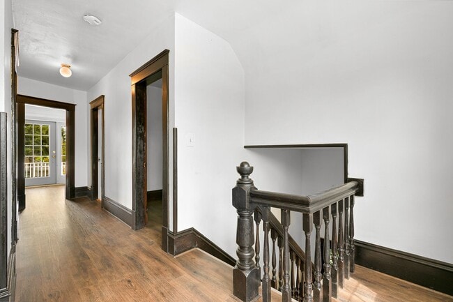 Building Photo - Large Single Family home with Bonus Room!