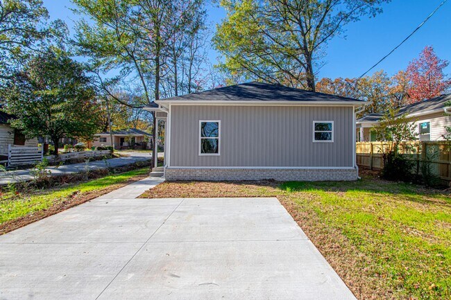 Building Photo - 1523 S Cedar St