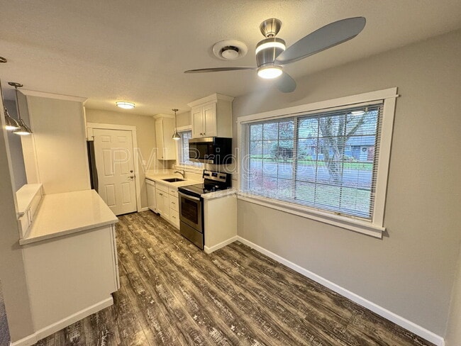 Building Photo - 435 SW Devon Ln