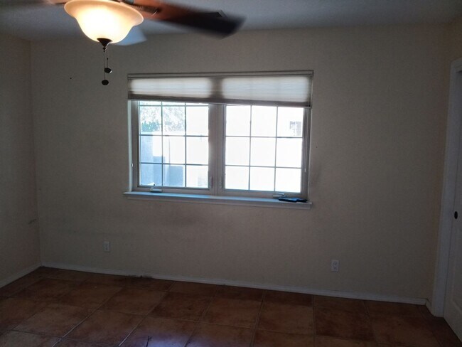 Building Photo - 3 Bedroom, 2 Bathroom Home! Schedule a Sho...
