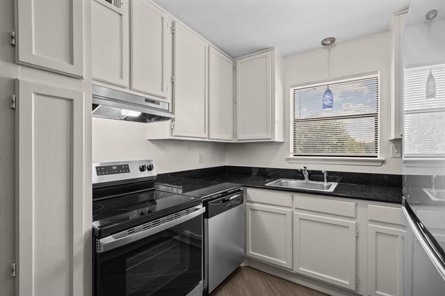 Building Photo - 320 E 4th St