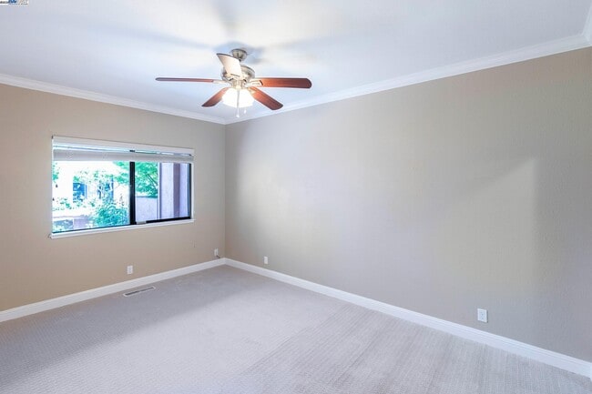 Building Photo - 4009 W Lakeshore Dr