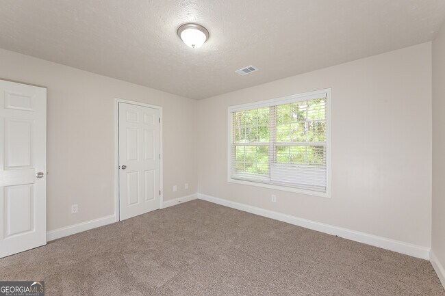 Building Photo - 1599 Queen Elizabeth Dr