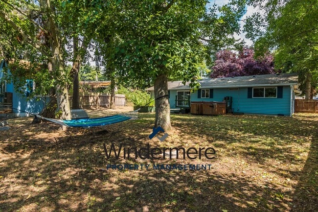 Building Photo - Fully-Furnished Cozy 3 Bedroom Home - Shor...