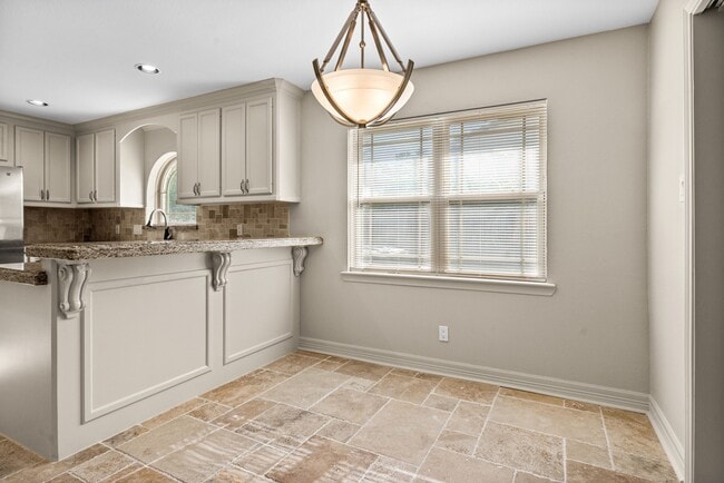 Building Photo - 2227 Parana Dr