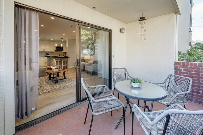 Building Photo - Advent - Low Deposit W/ Laundry & Parking!