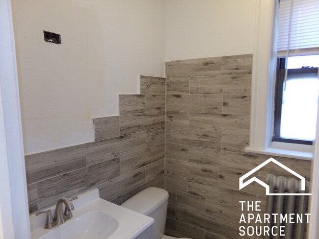 Building Photo - 1619 W Morse Ave