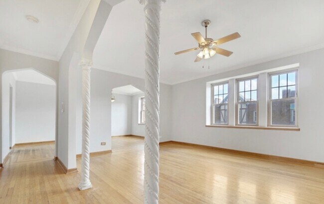 Building Photo - 10913 S Longwood Dr