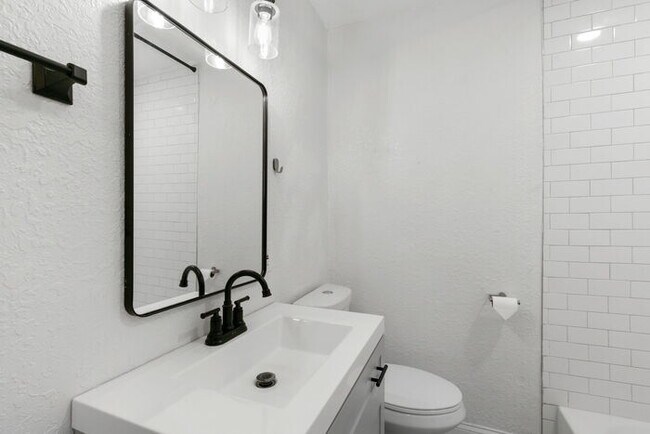 Building Photo - FULLY FENCED Home For Rent in St Petersburg!