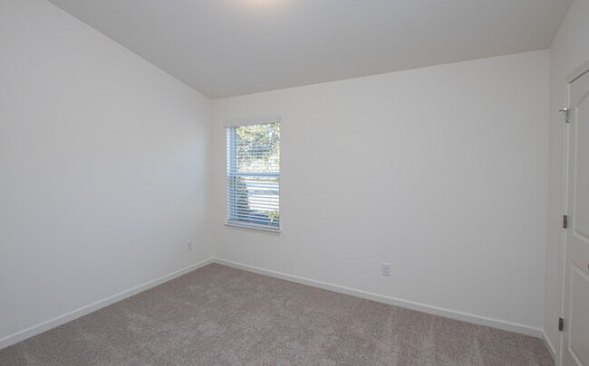 Building Photo - BEAUTIFUL 2 Bedroom Townhome in MIDLAND - Move in Special