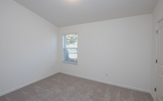 Building Photo - BEAUTIFUL 2 Bedroom Townhome in MIDLAND AVAILABLE JUNE 2026