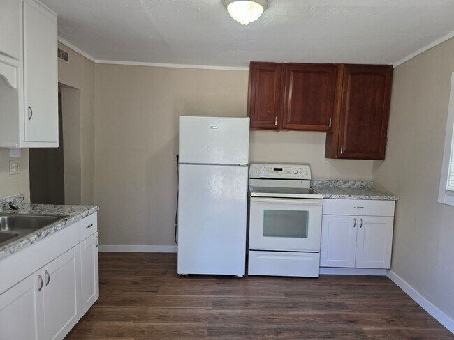 Building Photo - SPACIOUS, BRIGHT 2 BEDROOM - LARGE YARD