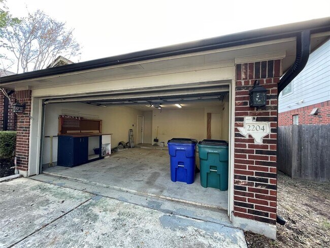 Building Photo - 2204 Zoa Dr