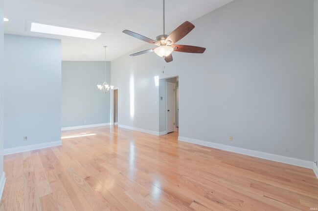 Building Photo - 657 E Heather Dr