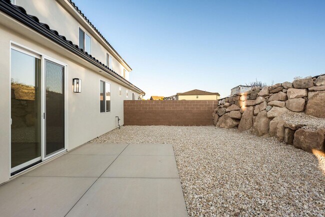 Building Photo - Beautiful 4 bedroom, 3.5 bathroom twin home in St George!