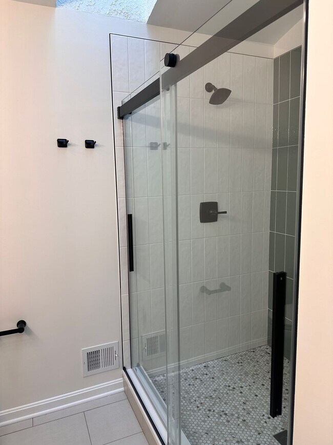 Building Photo - Renovated Kingstowne Townhouse | 3 Beds, 2...