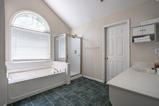 Building Photo - 2096 Fairport Way