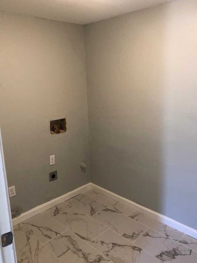 Building Photo - 3bed/1.5bath w/ Carport