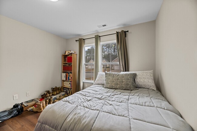 Building Photo - 211 Lynden Ln