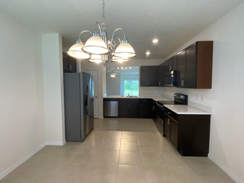 Building Photo - 636 SW 19th Ave