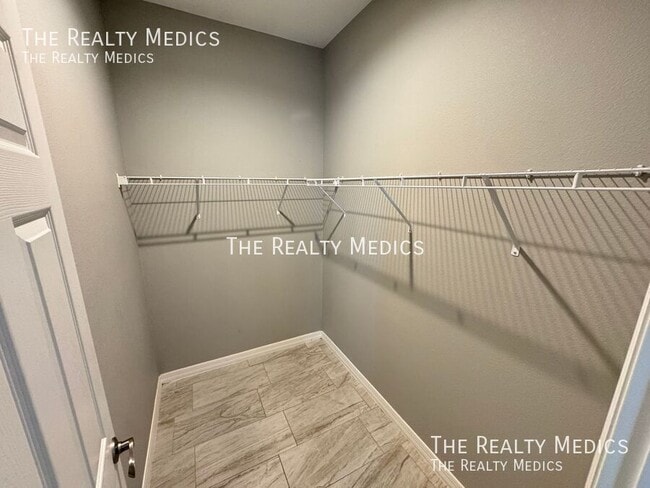 Building Photo - 2570 SE Rayburn Ave