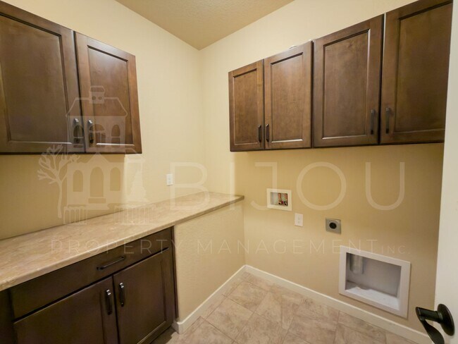 Building Photo - Spacious 4 Bedroom!!